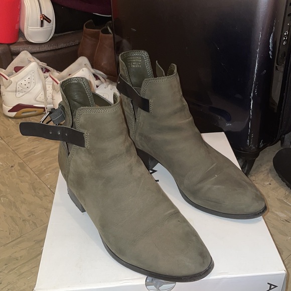 *** Final Sale*** Aldo green booties size 8 - Picture 4 of 5